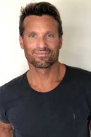 Stephen Muzzonigro as Contractor