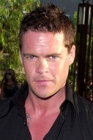 Matt Schulze as Glenn Custis