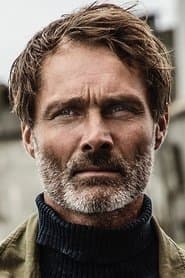 Martin Hestbæk as Tom