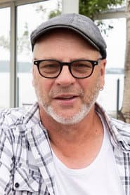 Kari Hakala as Sotilaspastori Hiltunen