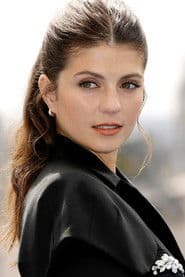 Emily Bader as Kendra