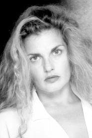 Clelia Rondinella as sorella di Camillo e Leone