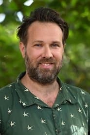 Alexandre Castagnetti as Un chanteur dans la soirée Hard Discount