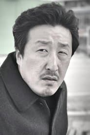 Hyun Bong-sik as Yong-jun's Father