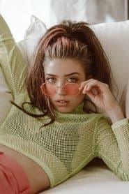 Majo Chicar as Linda Decoud