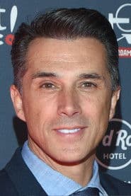 Sergio Mayer as Ing. Julio Mendizábal