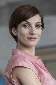 Zuzana Kanócz as Laura