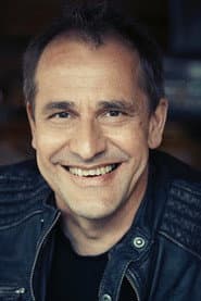 Stephan Schad as Chefarzt