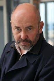 Dirk Roofthooft as Julia's father