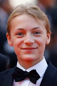 Eden Dambrine as Léo