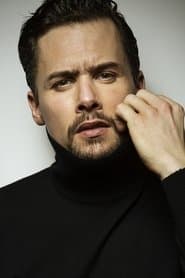 Roger Berruezo as Julián