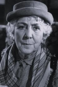 Ilka Grüning as Augustina, die Leibköchin
