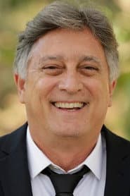 Eduardo Galvão as Gustavo