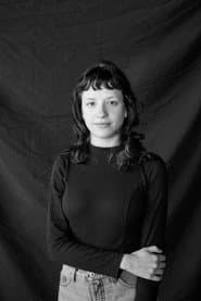 Carolina Saade as Amiga de Isa