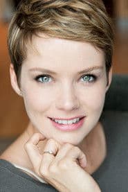 Andrea Osvárt as Joelle Hirt "Jojo"