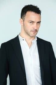 Eduardo Arroyuelo as Claudio Caballero