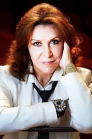 Ítala Nandi as Estela