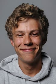 Steinar Klouman Hallert as Simon