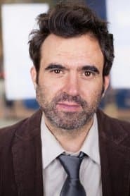 Gabe Khouth as Skip l'elfe