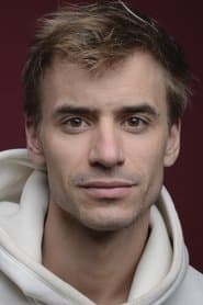 Kevin Garnichat as Lieutenant Favier