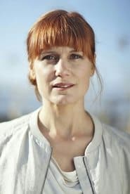 Sandra Andreis as Julia Lindholm