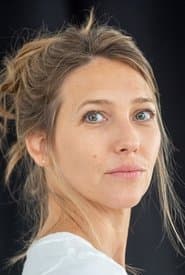 Florine Delobel as Flora