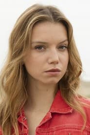 Eden Ducourant as Caroline ado