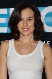 Shakti Urrutia as Amanda