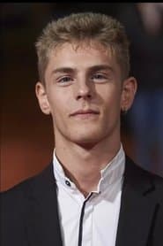 Patrick Criado as César