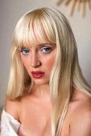 Karina Kolokolchykova as Eva