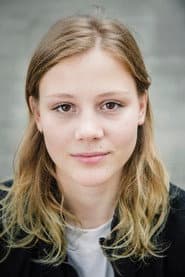 Emma-Katharina Suthe as Julia