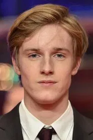 Louis Hofmann as Hans Quangel