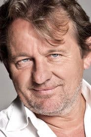 József Szarvas as Mr. Kustár