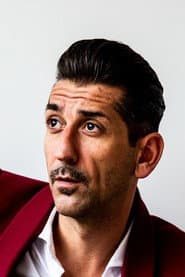 Danny Vera as Regisseur