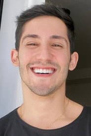 Vittor Fernando as Heitor