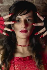 Marina Mathey as Amiga de Isabel 3