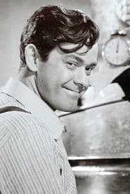 Anselmo Duarte as Lieutenant