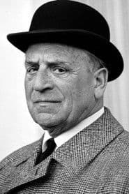 Robert Meyn as Stabsartz Dr. Rottsieper