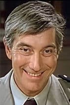 Jean-Pierre Rambal as Le commissaire Guillaumet