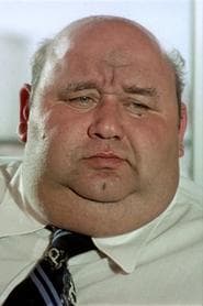 Vítor Mendes as Amos Radeck