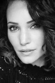 Escha Tanihatu as Vrouw op feest