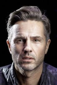 Peter Jöback as Simon