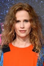 Florence Darel as la sœur de Manu