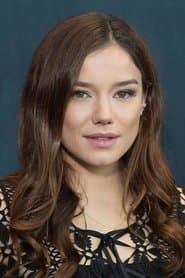 Hanna Mangan Lawrence as Chasely