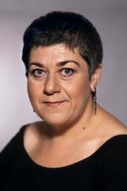 Serra Yılmaz as Pasaport Memuru