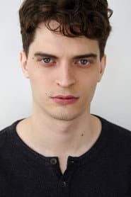 Bryan Ruffo as Garçom