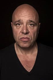 Manou Kersting as Leo