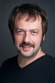 Okan Yalabık as Kadir