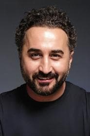 Onur Buldu as Sadık