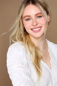 Isabella Crovetti as Piper Maxwell